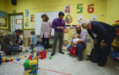 Soler, Marzà y Ribó en la nueva aula para niños de dos años en el Federico García Lorca.