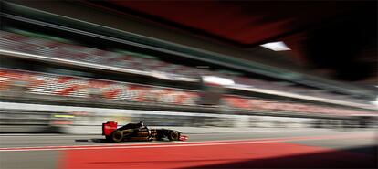 Nick Heidfeld pilota su Renault durante los entrenamientos de Montmeló.