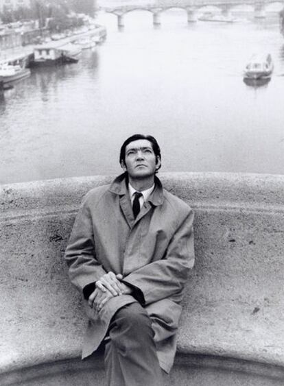 Julio Cortázar, en el Pont Neuf sobre el Sena, en París