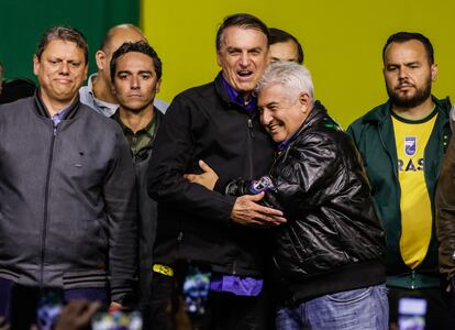 Marcos Pontes, senador electo por São Paulo y teniente coronel de la Fuerza Aérea abraza al presidente Bolsonaro durante un evento de campaña, el 28 de septiembre en Santos (Brasil).