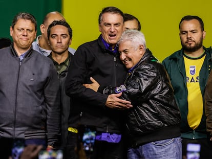 Marcos Pontes, senador electo por São Paulo y teniente coronel de la Fuerza Aérea abraza al presidente Bolsonaro durante un evento de campaña, el 28 de septiembre en Santos (Brasil).