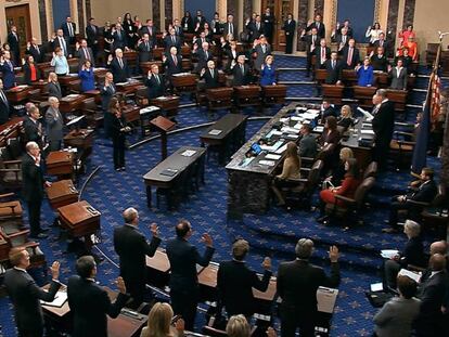 El juez John Roberts toma juramento a los senadores para el juicio del 'impeachment'.
