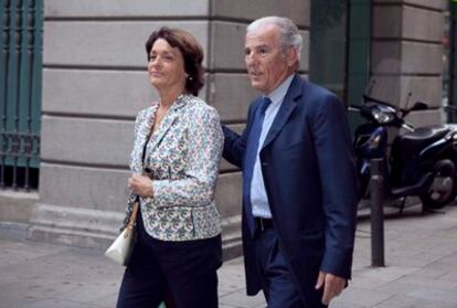 Rosa Garicano acude con su marido, el empresario Javier Ribó, a una reunión del Palau de la Música.