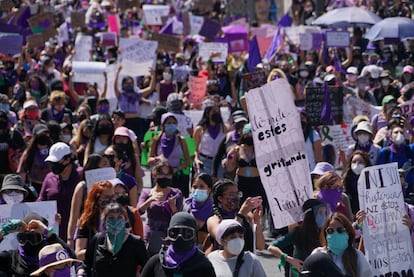 Sin embargo, la marcha logró salir cerca de las dos de la tarde y avanzó sobre avenida Juárez.