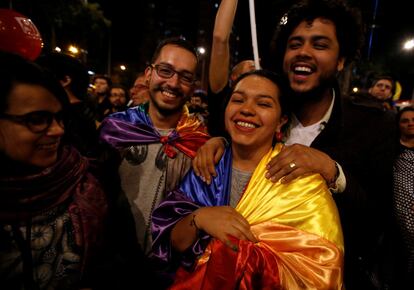 Varias personas celebran el acuerdo de paz entre el Gobierno colombiano y las FARC, en Bogotá (Colombia).
