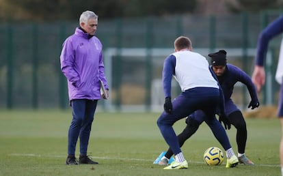 Mourinho durante su primer entrenamiento con el Tottenham.