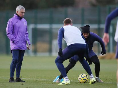 Mourinho durante su primer entrenamiento con el Tottenham.