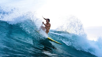 La surfista Alazne Aurrekoetxea durante uno de sus entrenamientos en Costa Rica.