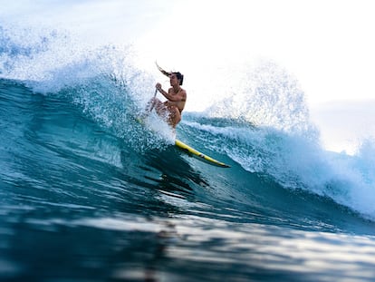 La surfista Alazne Aurrekoetxea durante uno de sus entrenamientos en Costa Rica.