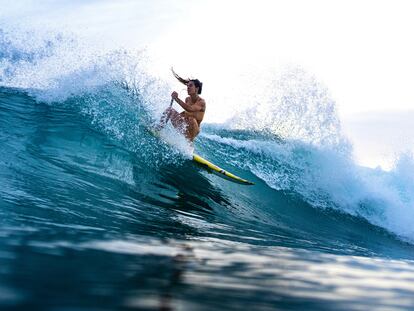 La surfista Alazne Aurrekoetxea durante uno de sus entrenamientos en Costa Rica.