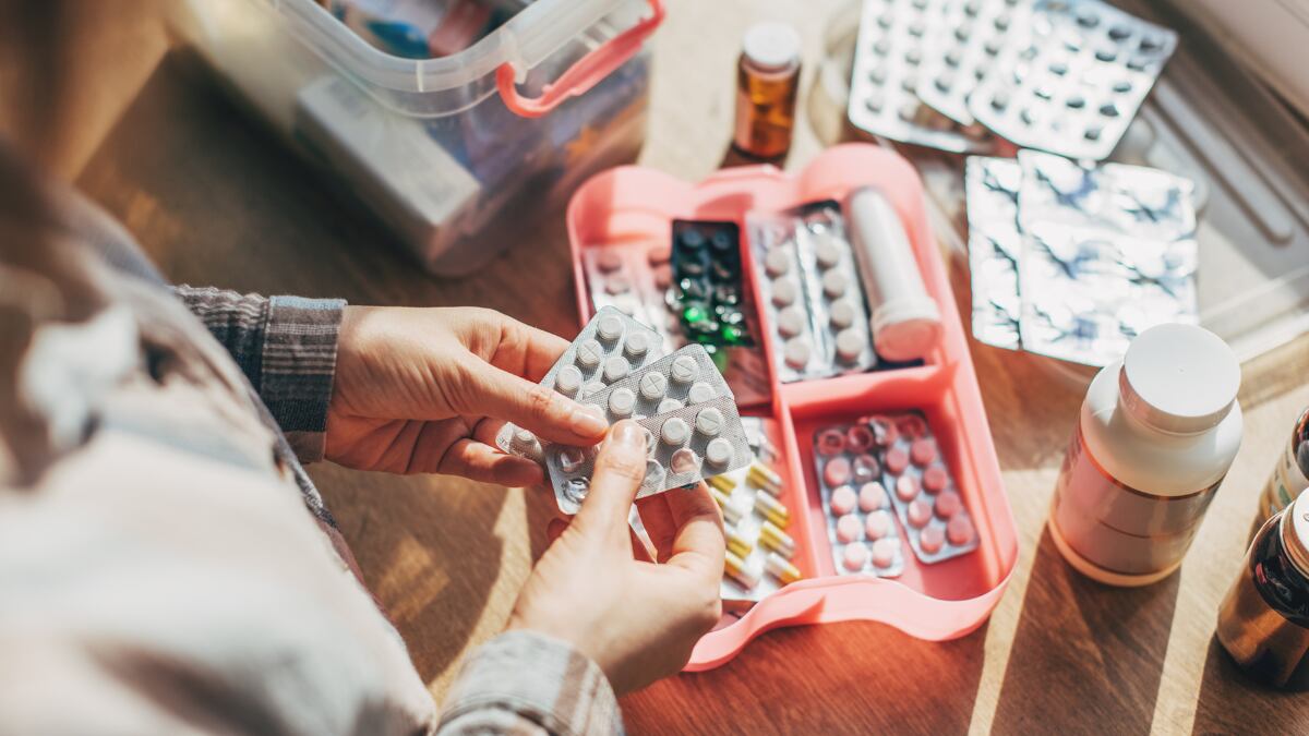 Este pastillero permite organizar los medicamentos hasta dos semanas: ligero y fácil de transportar