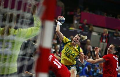 La brasileña Deonise Cavaleiro lanza a porteria en el partido de balonmano contra Rusia.