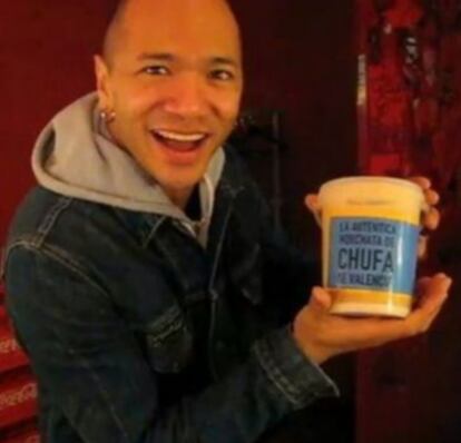 Danko Jones bebe y anuncia horchata