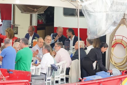 Juan Carlos I, en la mesa presidencial a bordo del barco Deiramar II en Sanxenxo este sábado, conversando con el empresario Juan Carlos Escotet.