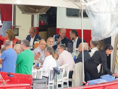 Juan Carlos I, en la mesa presidencial a bordo del barco Deiramar II en Sanxenxo este sábado, conversando con el empresario Juan Carlos Escotet.