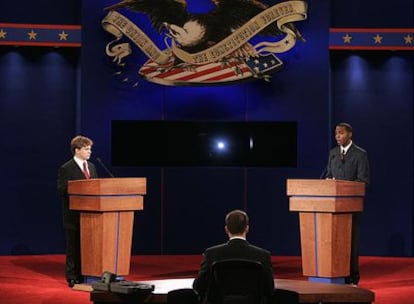 Dos estudiantes toman parte en un ensayo del primer debate entre Barack Obama y John McCain, previsto para hoy.