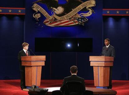 Dos estudiantes toman parte en un ensayo del primer debate entre Barack Obama y John McCain, previsto para hoy.