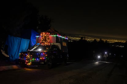 Entre las diversas peregrinaciones que salen de todos los estados, los peregrinos del Barrio de Santo Domingo, ubicado en el corazón de Puebla, recorren anualmente más de 130  kilómetros para llegar a la Basílica de Guadalupe. Los vecinos de este barrio han consolidado una familia alrededor de esta manda de fe que trasciende generaciones, pues José Roberto León 'El Meco', el más grande del barrio que ha caminado por El Paso de Cortés  por más de 40 años, acompaña a los más jóvenes que no llevan más de un año. Uno de los parajes más conocidos de las peregrinaciones es el Paso de Cortés, la brecha que existe entre los volcanes Popocatépetl e Iztaccíhuatl, más de 30 kilómetros de cerro, para cruzar de Puebla al Estado de México.