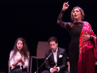 Estrella Morente, en el homenaje a su padre. Al fondo, sus hermanos Sole&aacute; y Jos&eacute; Enrique.