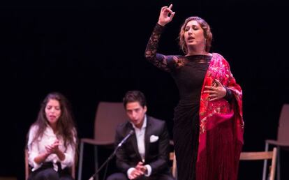 Estrella Morente, en el homenaje a su padre. Al fondo, sus hermanos Sole&aacute; y Jos&eacute; Enrique.