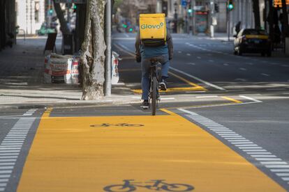 Nuevo carril bici en la calle Pau Claris de Barcelona, abierto en vísperas a la desescalada.