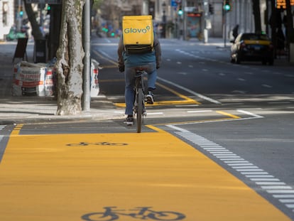 Nuevo carril bici en la calle Pau Claris de Barcelona, abierto en vísperas a la desescalada.