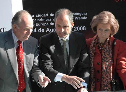 Don Juan Carlos y do?a Sofa junto el presidente de la Generalitat Valenciana, Francisco Camps