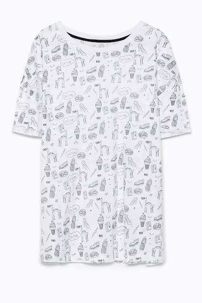 Gatos, hamburguesas, zapatos, piñas, helados... todo tiene cabida en este camiseta de Zara (5,95 euros).