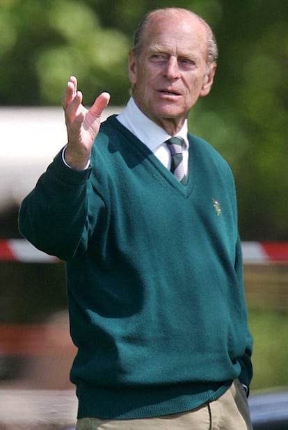 Una de las características de su estilo es su pasión por los colores. En la imagen, con jersey verde de pico y corbata del mismo color y morada. Se encuentra en el Royal Windsor Horse Show, en 2006.