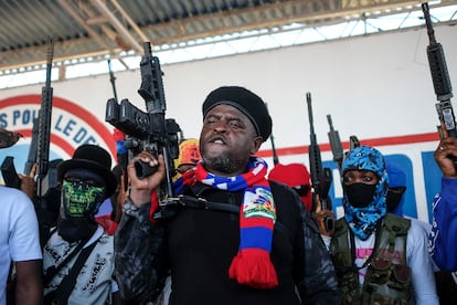 'Barbecue', el líder de la banda G9, levanta su arma tras dar un discurso en Puerto Príncipe