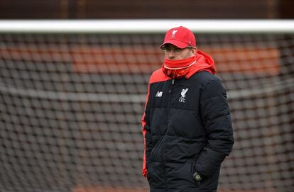 Klopp pasea durante un entrenamiento del Liverpool.