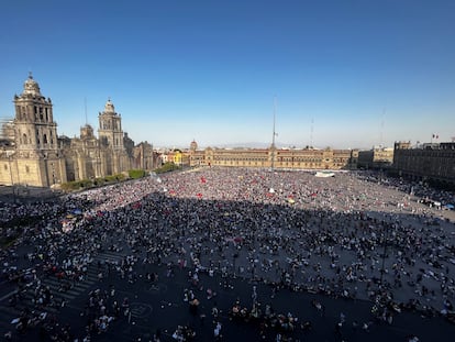 Miles de mujeres llegan al Zócalo de Ciudad de México por la tarde del 8 de marzo.