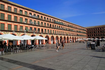 Plaza de la Corredera (Córdoba). Rectangular, enorme y porticada, los soportales de la cordobesa plaza de la Corredera, del siglo XVII, están llenos de tabernas donde degustar flamenquines o raciones de rabo de toro, regados con vino de moriles. Las casas de Doña Ana Jacinto, con ventanas de madera entre columnas, son las únicas que carecen de soportal y balcones. 