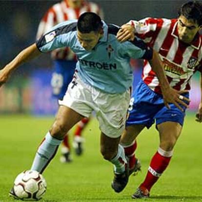 Cáceres, del Celta, (izqda.) pelea el balón con Ibagaza.