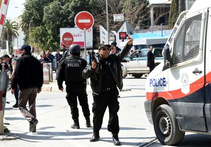 Decenas de agentes de las fuerzas de Seguridad se han trasladado hasta la zona y han cercado el barrio, en el centro de Túnez, al que en este momento no se puede acceder.