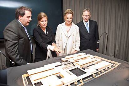 Carlos Negreira, primero por la izquierda, y Flora Pérez, segunda por la derecha, con la maqueta del centro