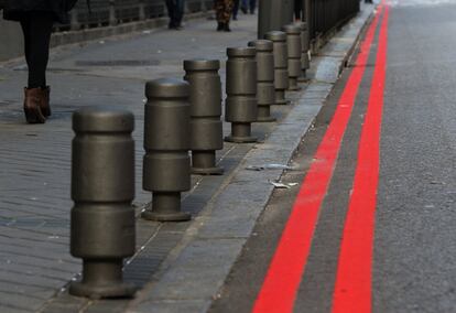 En el suelo las líneas rojas serán las encargadas de delimita el perímetro de 10 kilómetros de la zona afectada. En la imagen, dos líneas rojas en la calle Lope de Vega.