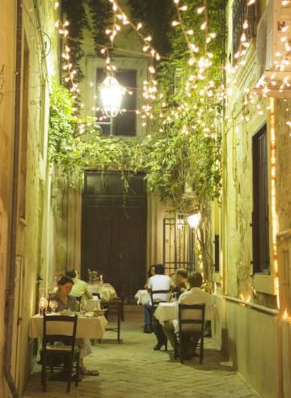 Terraza en una callejuela de Lecce.