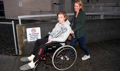 El joven de 16 años Sam Kanizay junto a su madre en el hospital de Dandenong, cerca de Melbourne (Australia), este martes.