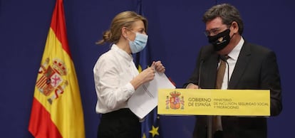 La ministra de Trabajo y Economía Social, Yolanda Díaz, y el ministro de Inclusión, Seguridad Social y Migraciones, José Luis Escrivá, ayer.