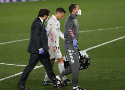 Lucas Vázquez se retira lesionado del clásico del sábado en el Alfredo di Stéfano.