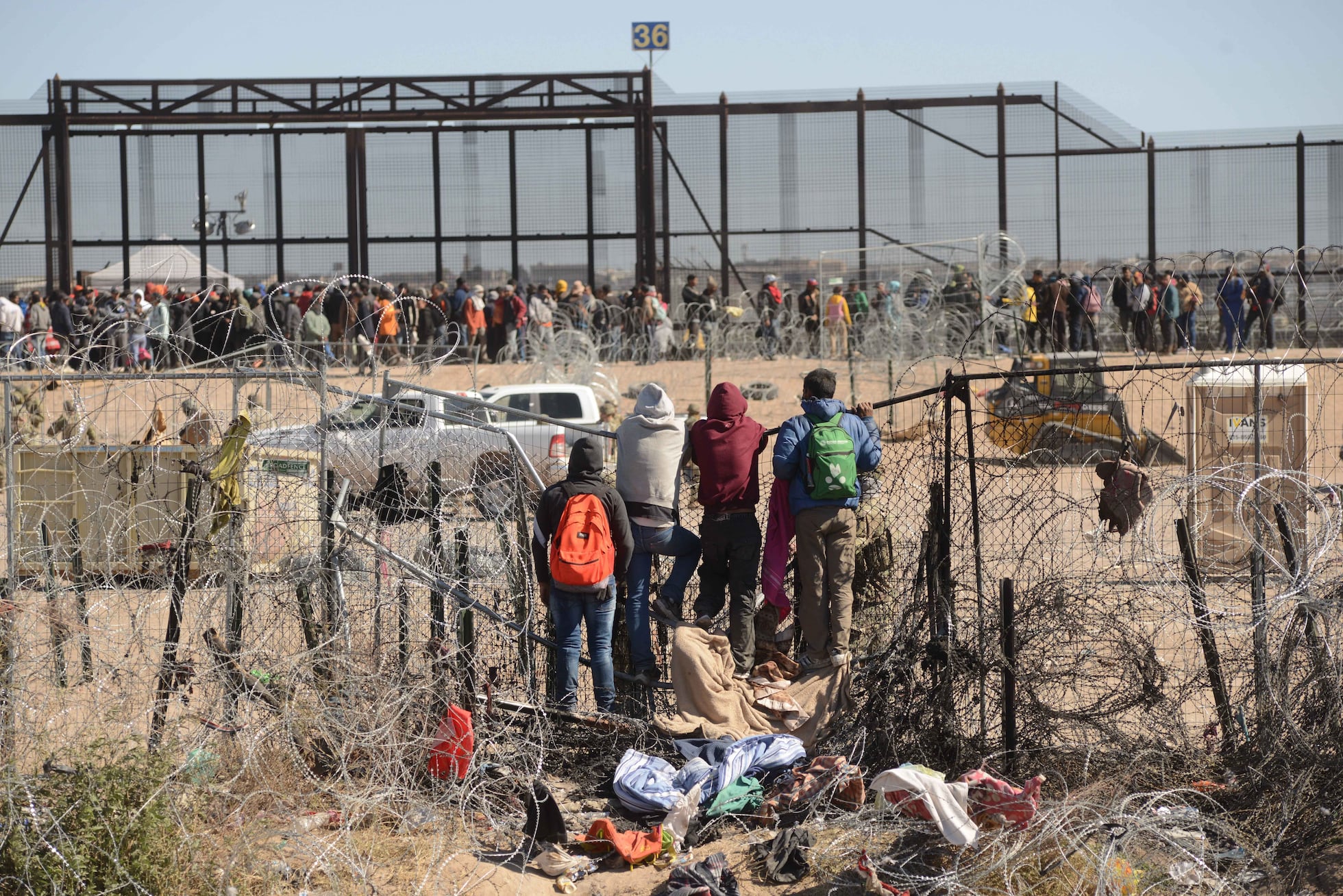 Cientos de migrantes desbordan a la Patrulla Fronteriza en el cruce de ...