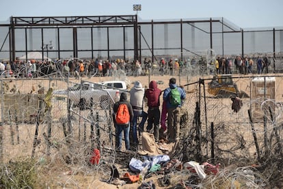 El grupo pasó hacia un sector del muro fronterizo donde podrían ser procesados por la Patrulla Fronteriza de Estados Unidos.