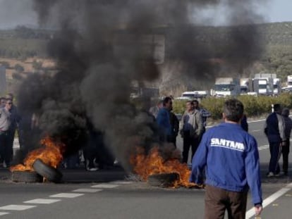 Extrabajadores de Santana cortan la autov&iacute;a A-44 durante una protesta.