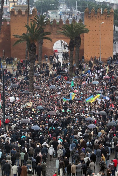 Manifestantes en la plaza de Bab Alhad, en Rabat.