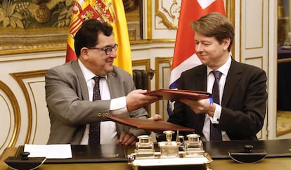 Marco Aguiriano (l) and Robin Walker sign the deal on Monday morning.