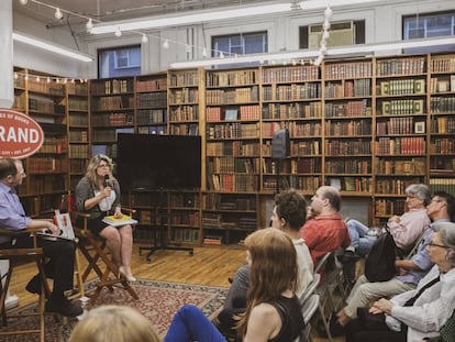 Naomi Wolf, autora de 'El mito de la belleza', en una librería de Nueva York en junio de 2019. 