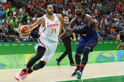 Irving, Durant y Thompson alimentaban al Team USA y reaccionaban rápido a cualquier intento de acercamiento de una España (48-53, a 15:30 con triple de Llull que no acababa ni de soltarse ni parecía que de creerse que podría poner al rival en más apuros. En la imagen, Ricky Rubio corre ante la presencia de Kyrie Irving.