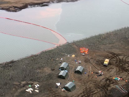 Un equipo analiza el vertido de combustible diésel al río Ambárnaya, cerca de la ciudad siberiana de Norilsk.