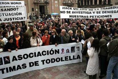 Concretación de la asociación de víctimas de Todolella, que tuvo lugar ayer en la plaza de la Virgen de Valencia.